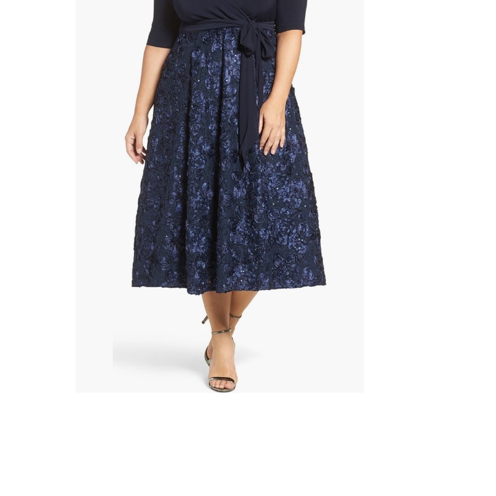 Alex Evenings Plus Size Surplice
Rosettes Dress - Navy Blue Size 18W or 22W - Picture 12 of 13